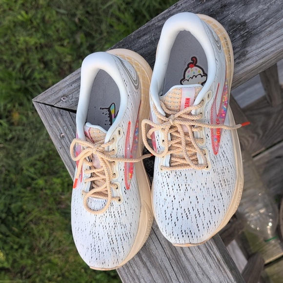 Brooks Speckled White and Tan Sneakers - Picture 2 of 10